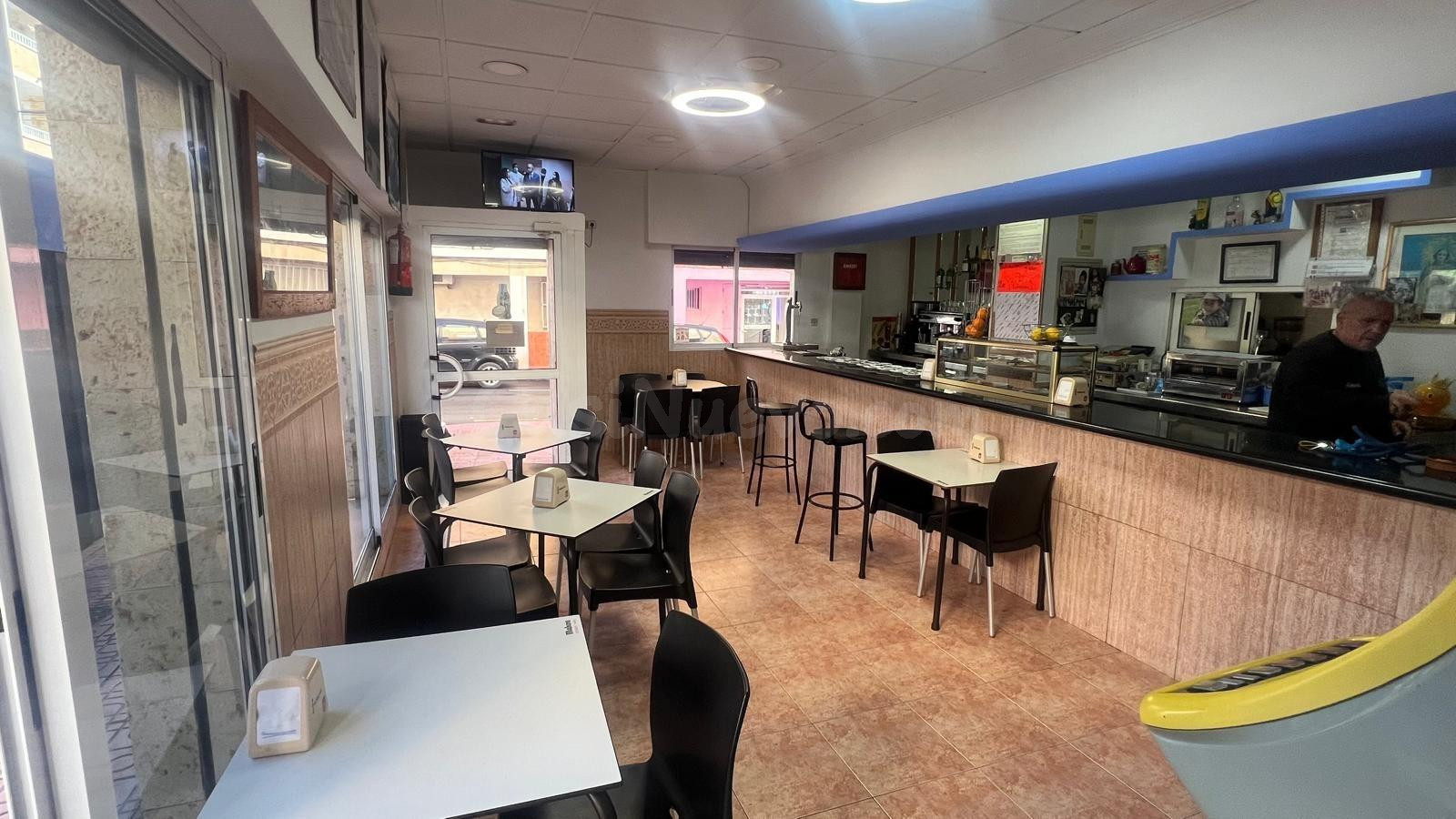 SE VENDE BAR EN FUNCIONAMIENTO EN EL CENTRO DE TORREVIEJA