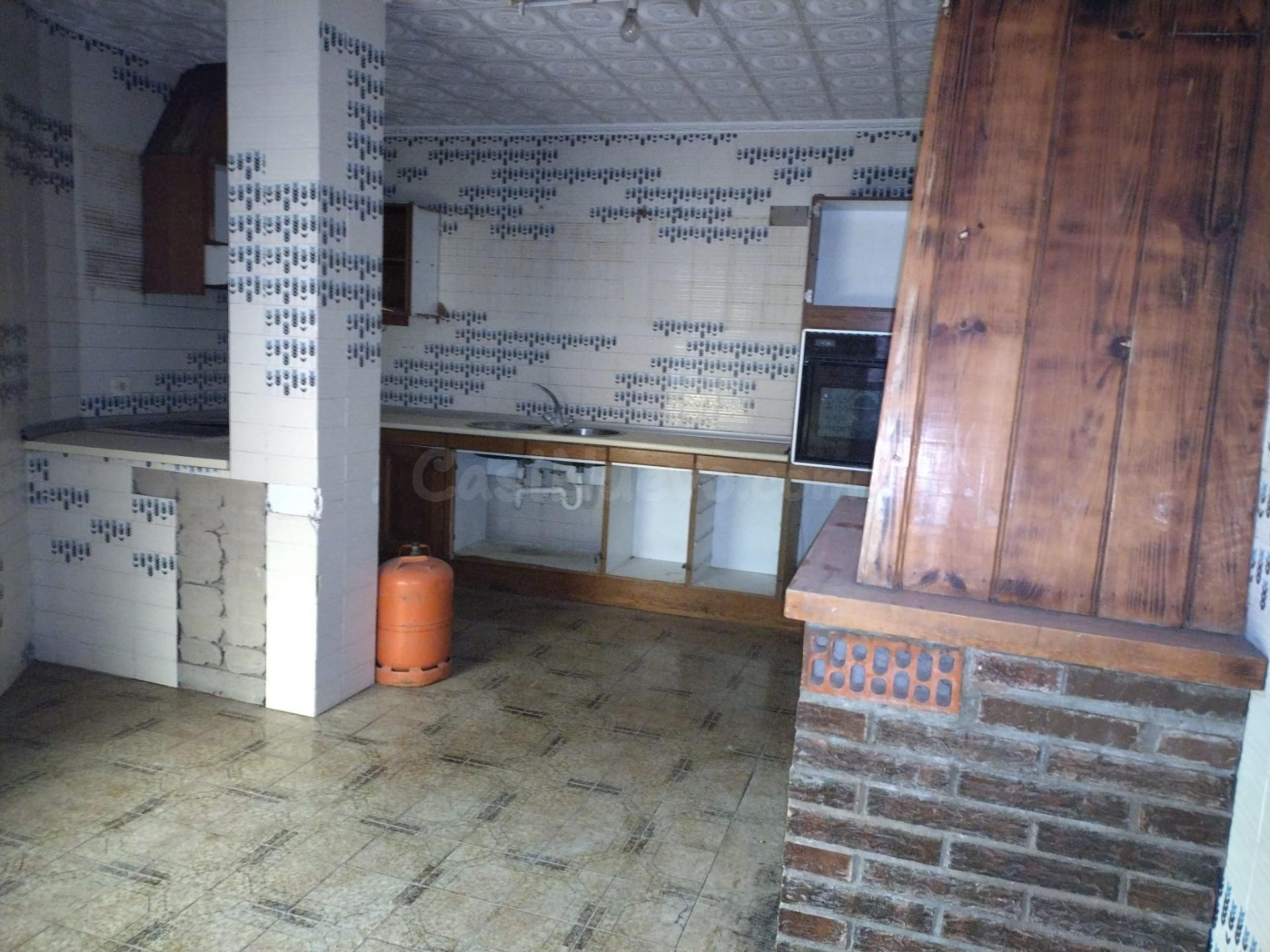 CASA DE PUEBLO + LOCAL COMERCIAL