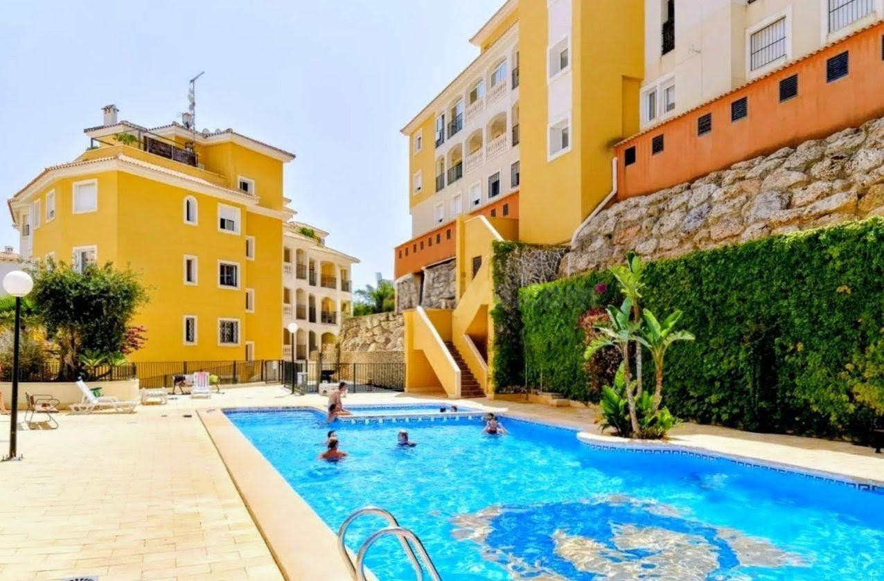 Luminoso apartamento de 3 dormitorios con terraza y piscina comunitaria – Campoamor, Orihuela
