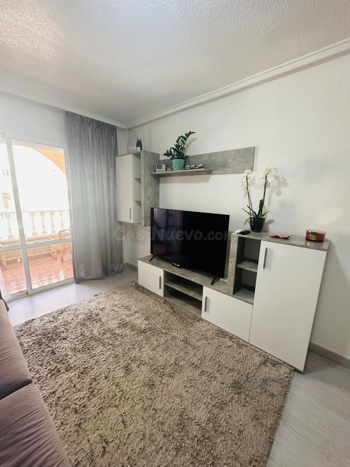 Apartamento reformado con piscina junto al Parque de las Naciones – Torrevieja