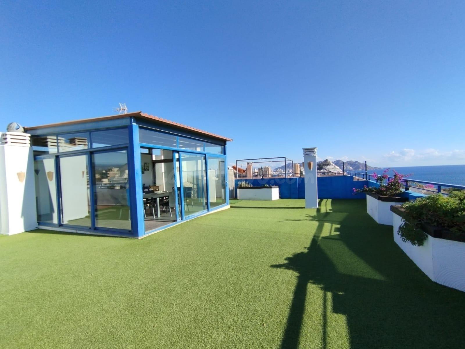 Ático dúplex mediterráneo con impresionantes vistas al mar y a la montaña – Cala Finestrat