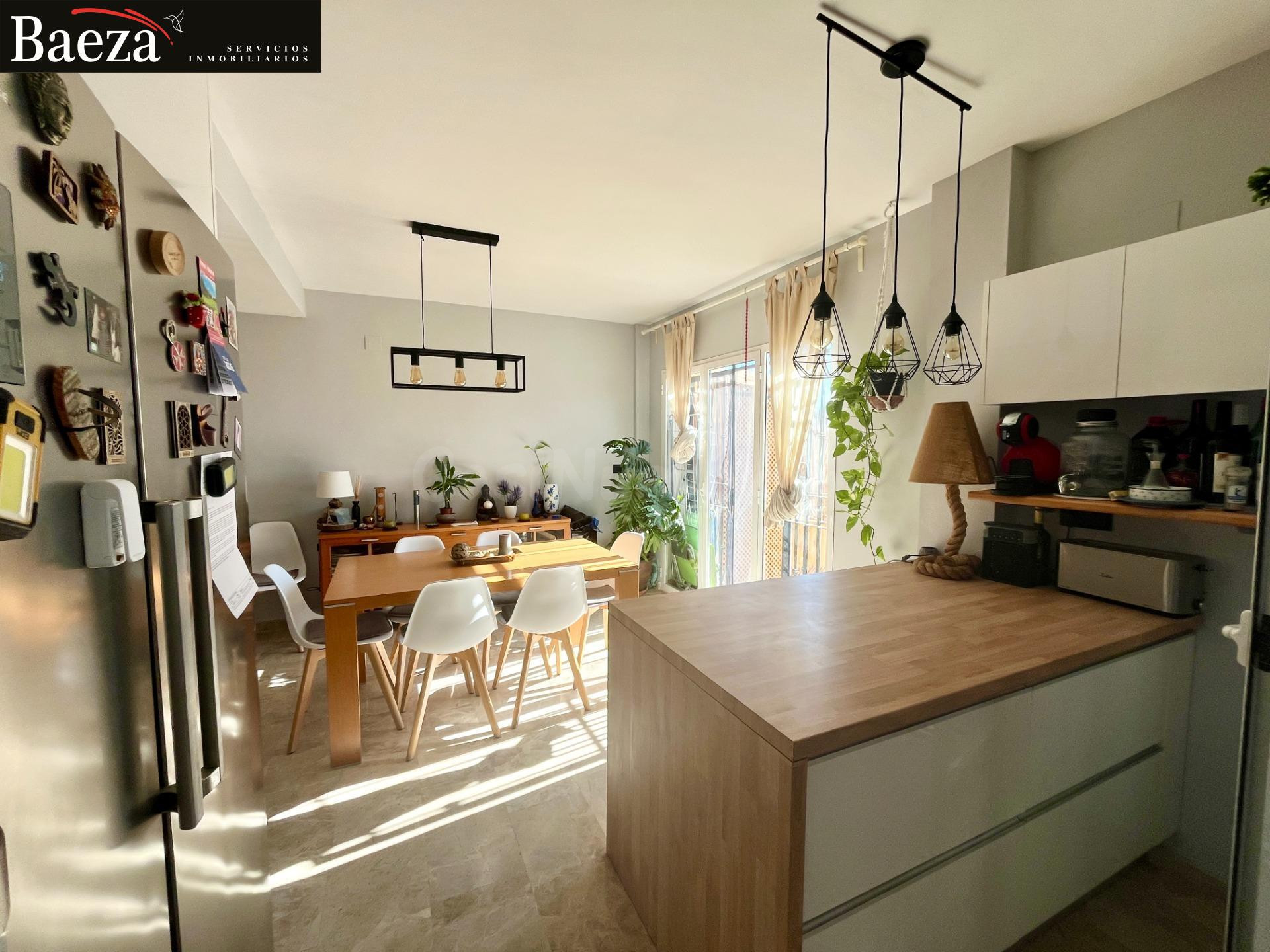 Vivienda con solárium, buhardilla y zonas comunes con piscin