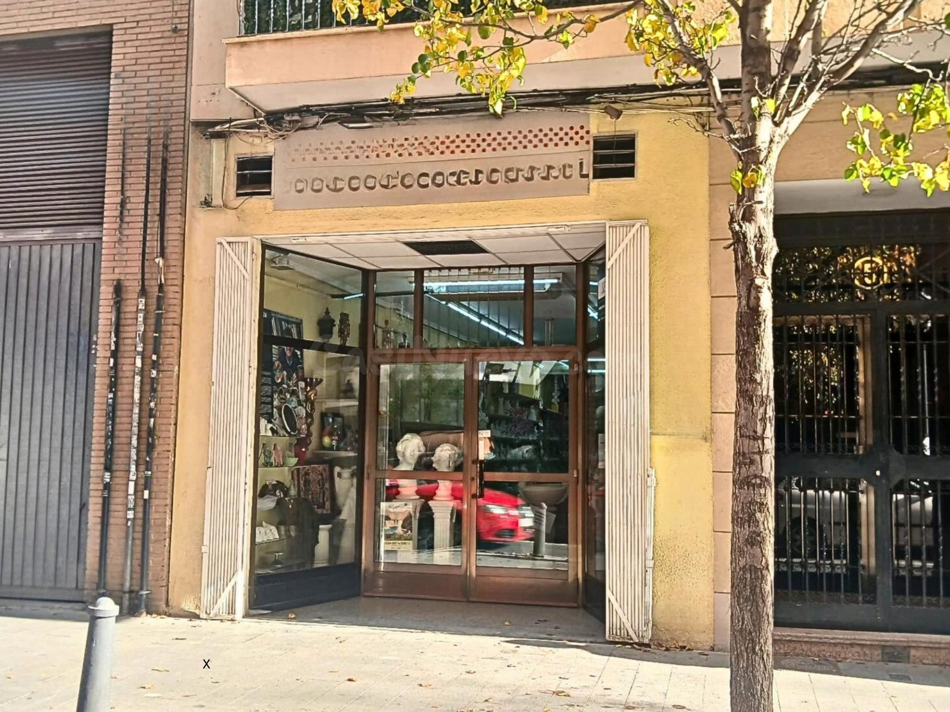 LOCAL COMERCIAL VERSÁTIL CON GRAN VISIBILIDAD EN RUZAFA