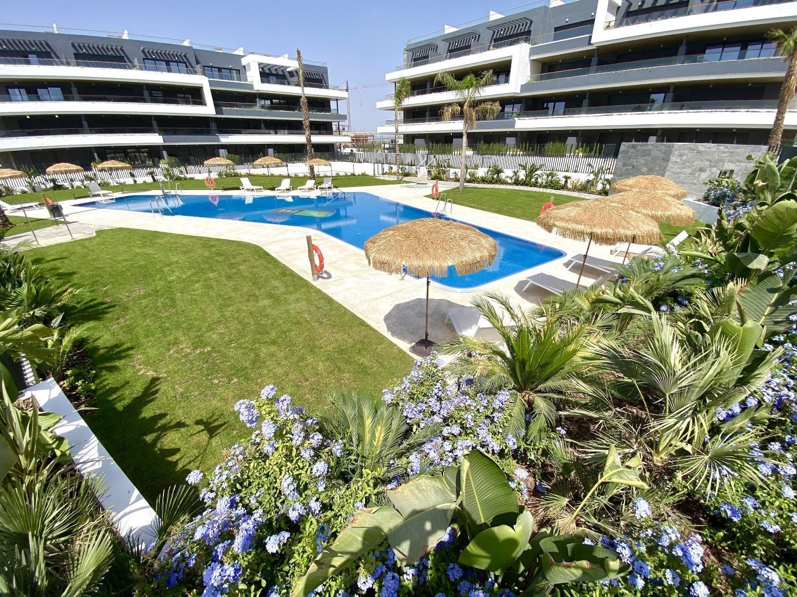 Bajo moderno con orientación sur y vistas a la piscina en Lagoons Village – Torrevieja