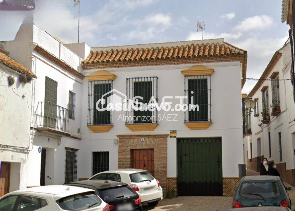 Casa independiente con garaje, patios y azotea