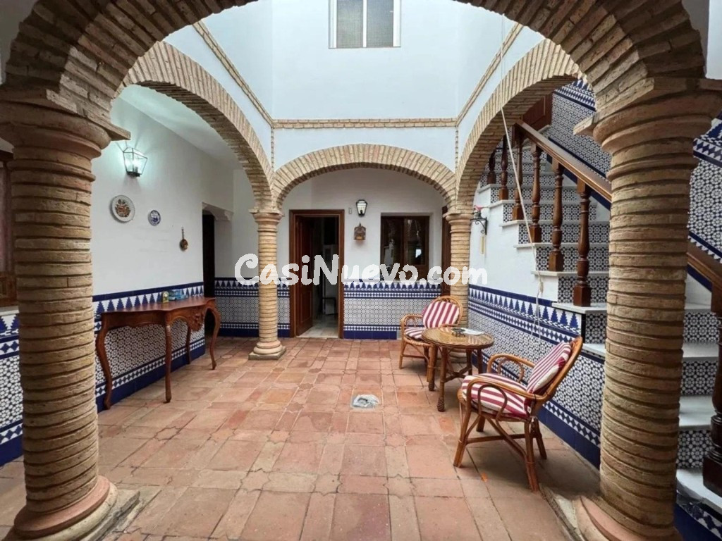 Casa independiente con garaje, patios y azotea - foto 3