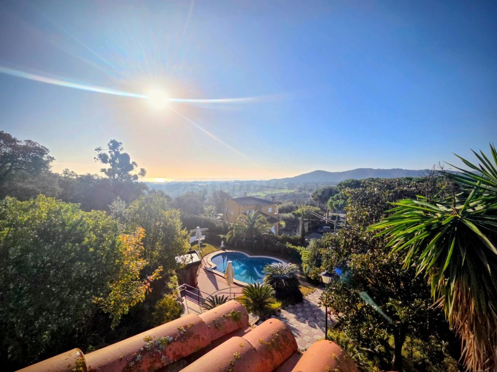 Casa con piscina, licencia turística y gran parcela edificab