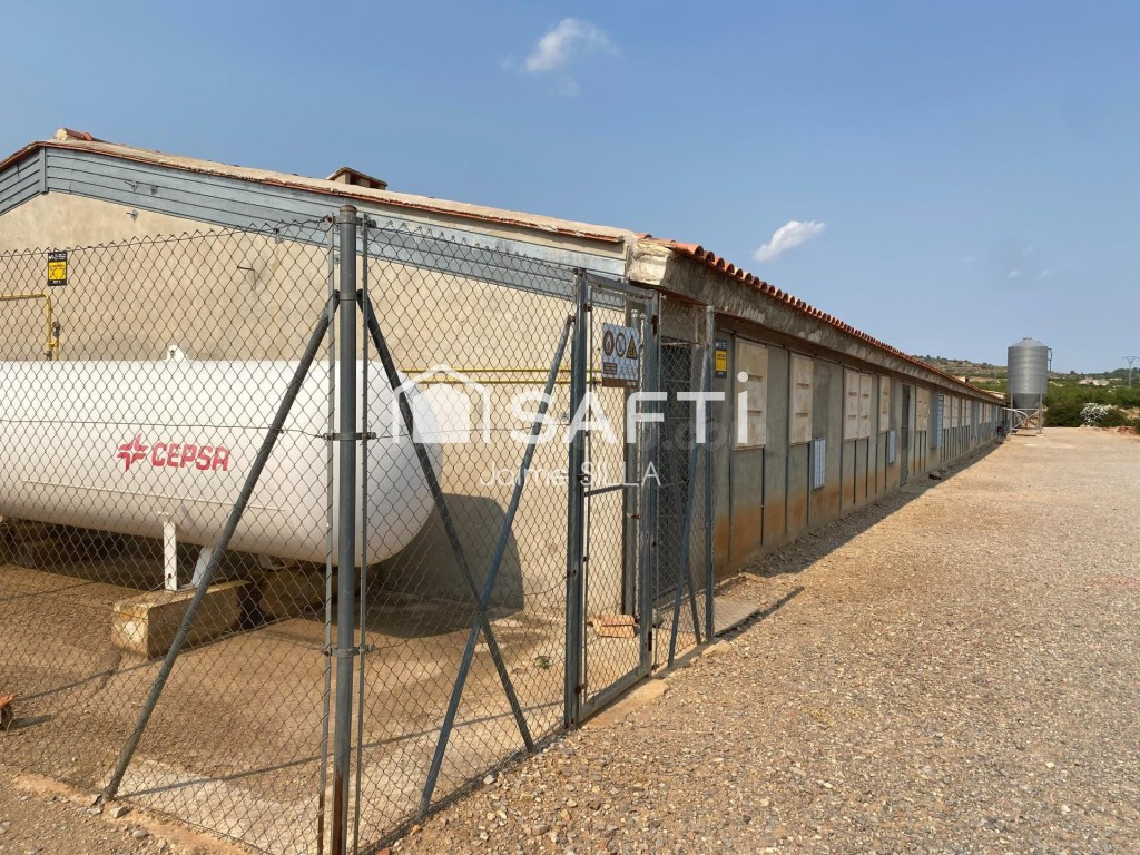 Nave de 1.500 m² con luz, agua a1 km de Alcublas