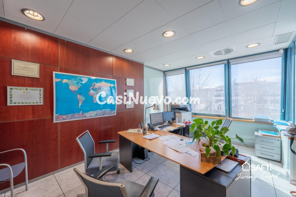 Oficinas de 235 m² con terraza y parking en Empuriabrava