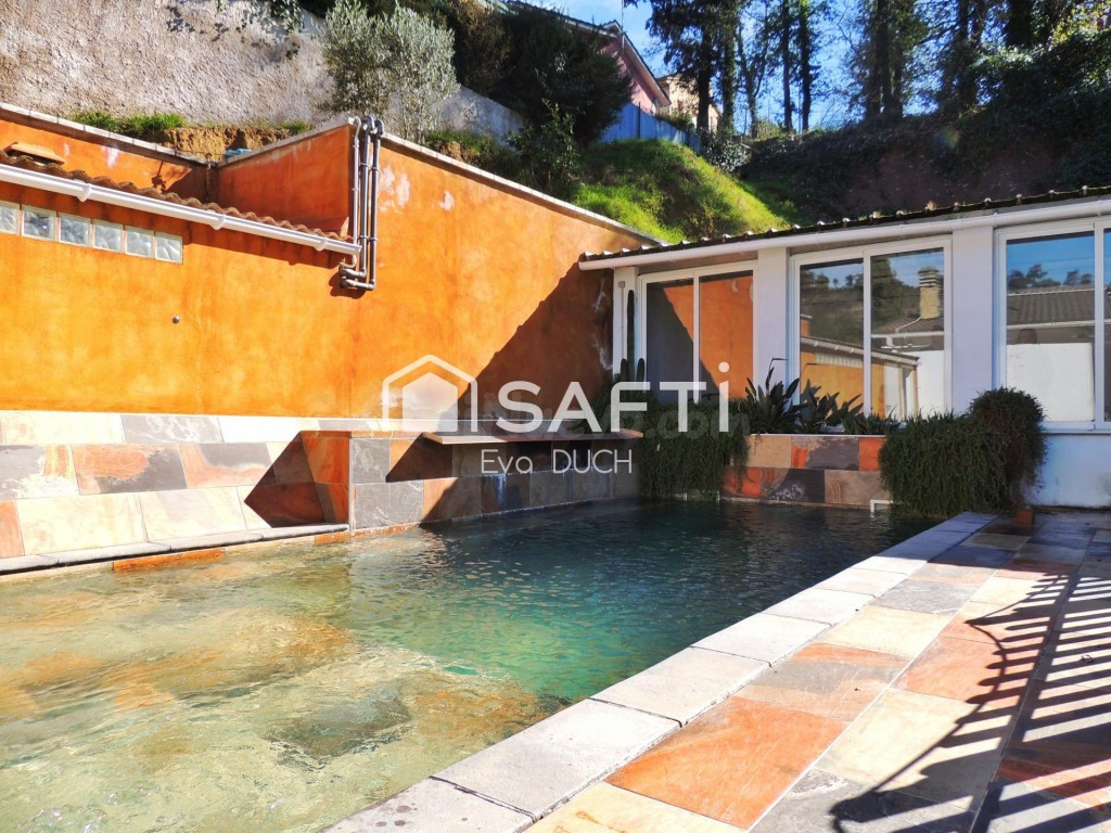 Casa a 4 vientos con piscina de agua templada y licencia tur