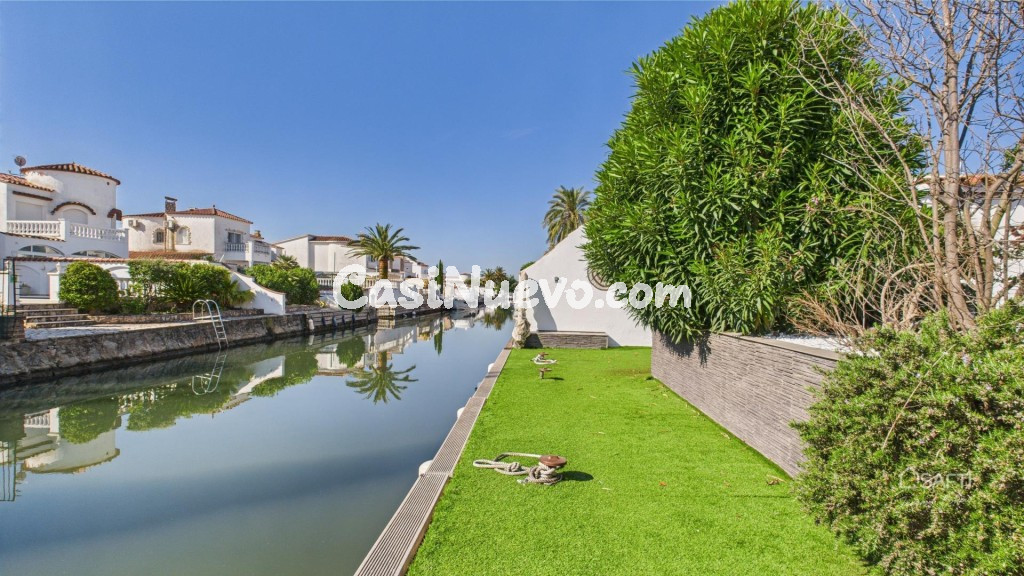 Villa con amarre, sol y estilo en Empuriabrava - foto 3