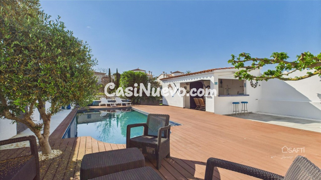 Villa con amarre, sol y estilo en Empuriabrava - foto 6