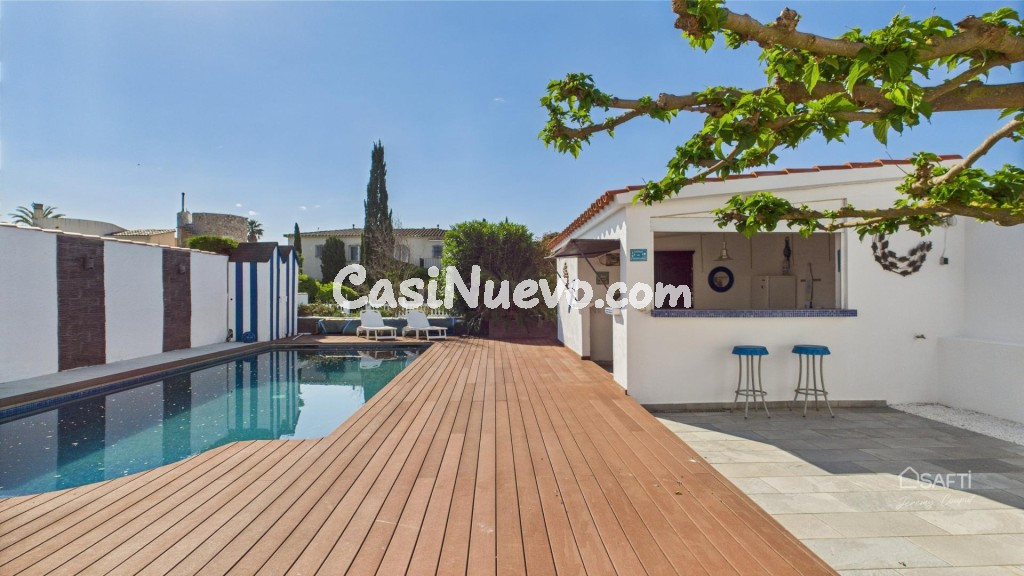 Villa con amarre, sol y estilo en Empuriabrava - foto 8