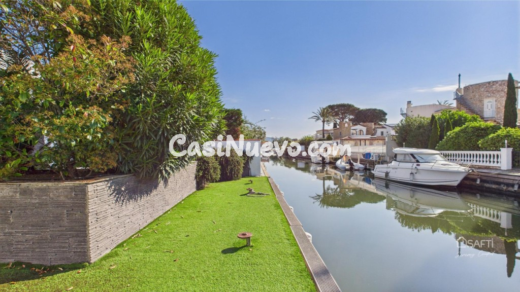 Villa con amarre, sol y estilo en Empuriabrava - foto 19