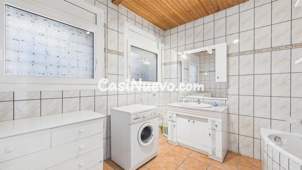 Villa con amarre, sol y estilo en Empuriabrava - foto 23