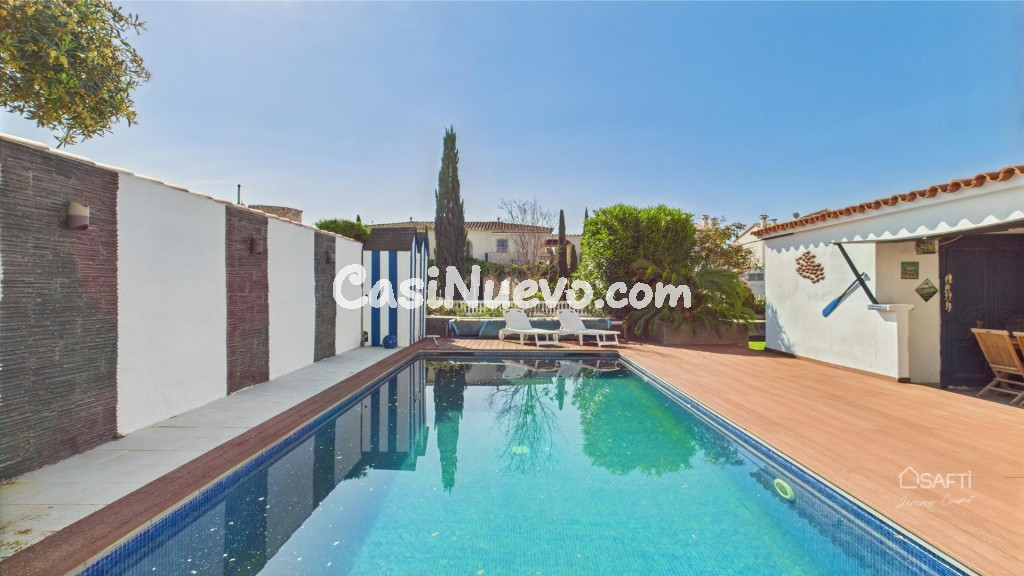 Villa con amarre, sol y estilo en Empuriabrava - foto 25