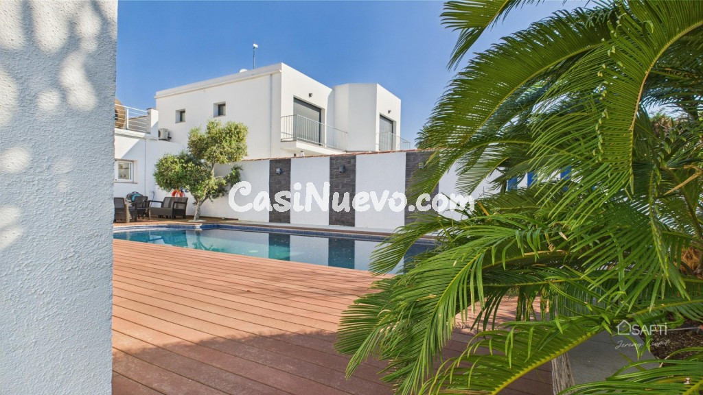 Villa con amarre, sol y estilo en Empuriabrava - foto 35