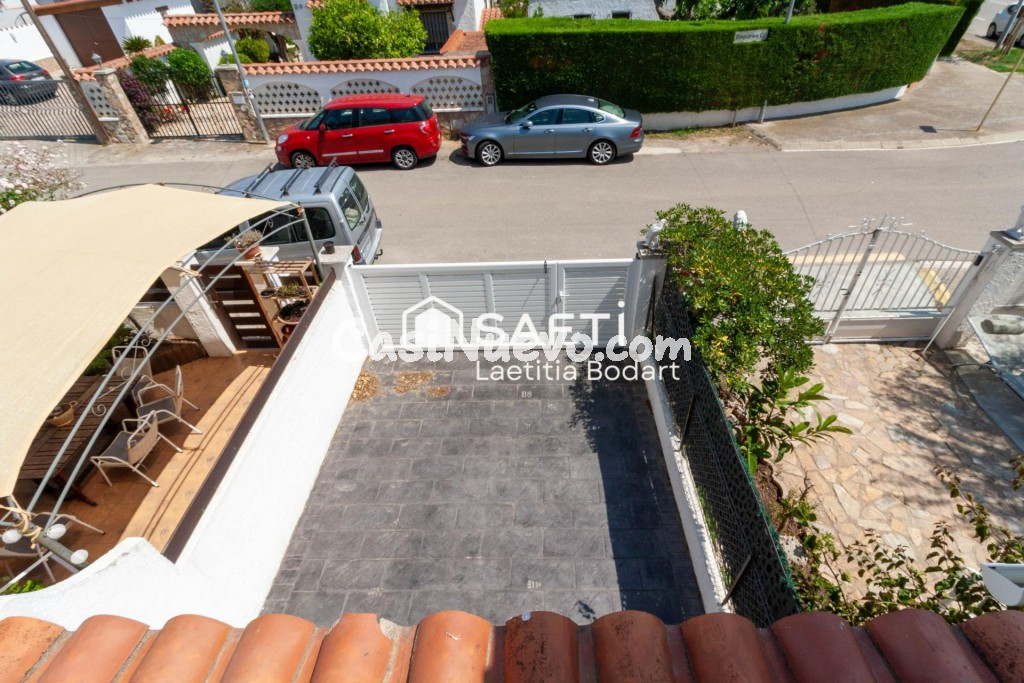 Casa adosada con 2 dormitorios y amplia terraza –  Empuriabr