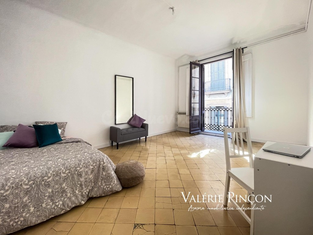 PISO A REFORMAR CON 6 DORMITORIOS, TECHOS ALTOS Y 3 BALCONES
