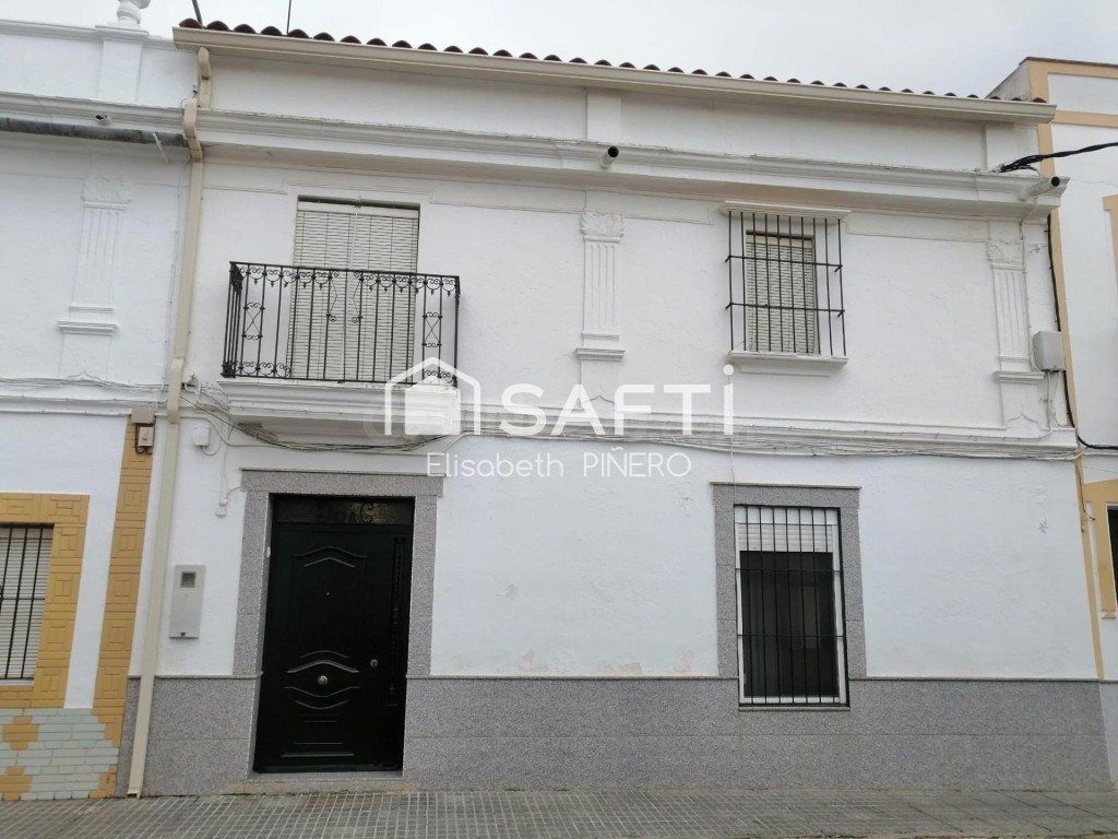 CASA EN PLANTA BAJA CON GRAN PATIO, NAVE Y GARAJE