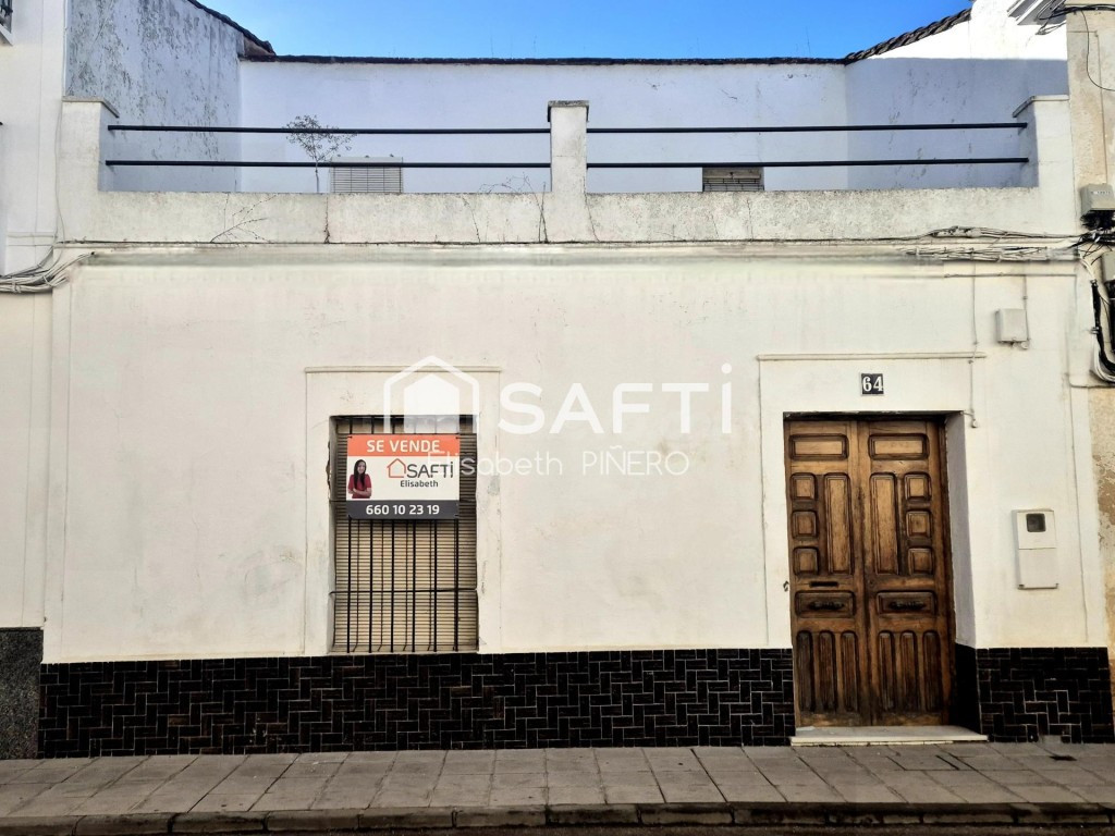 Céntrica y Rústica: Casa con Nave, Patio y Gran Terraza. Nec