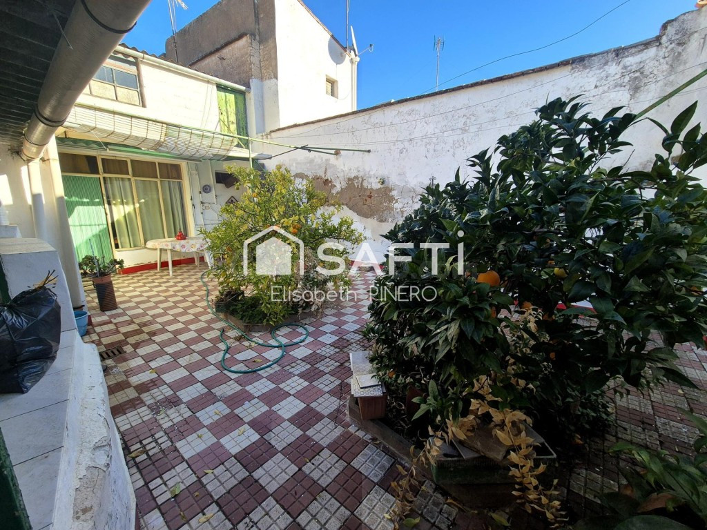 Céntrica y Rústica: Casa con Nave, Patio y Gran Terraza. Nec - foto 4