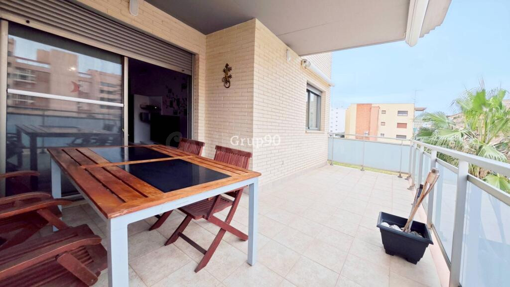 Piso en venta en La Pineda, ideal tanto como segunda residen