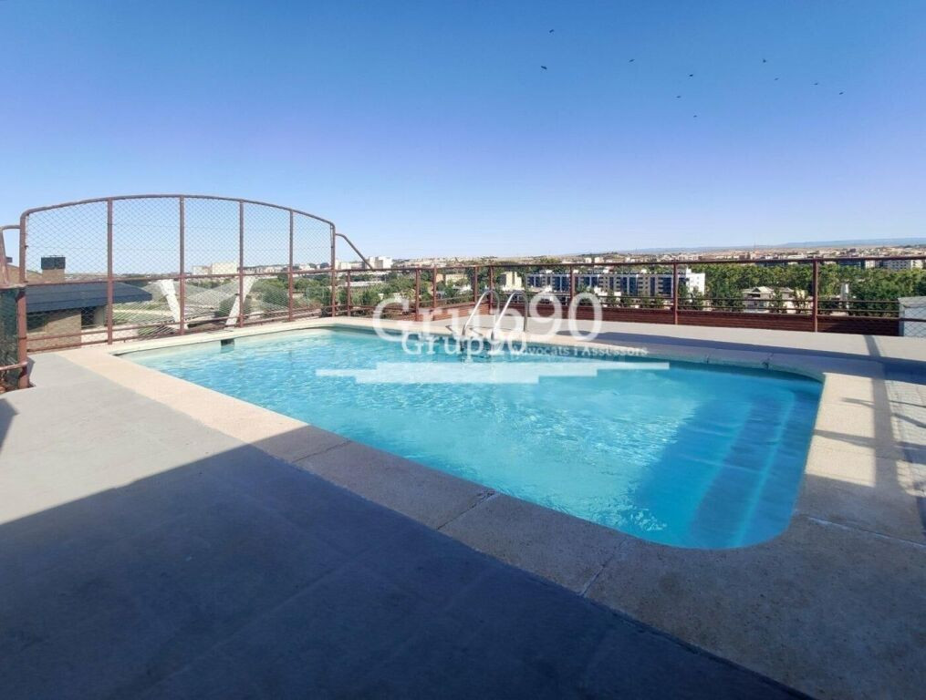 Piso en venta en Av. Segre con piscina y vistas a la Seu Vel
