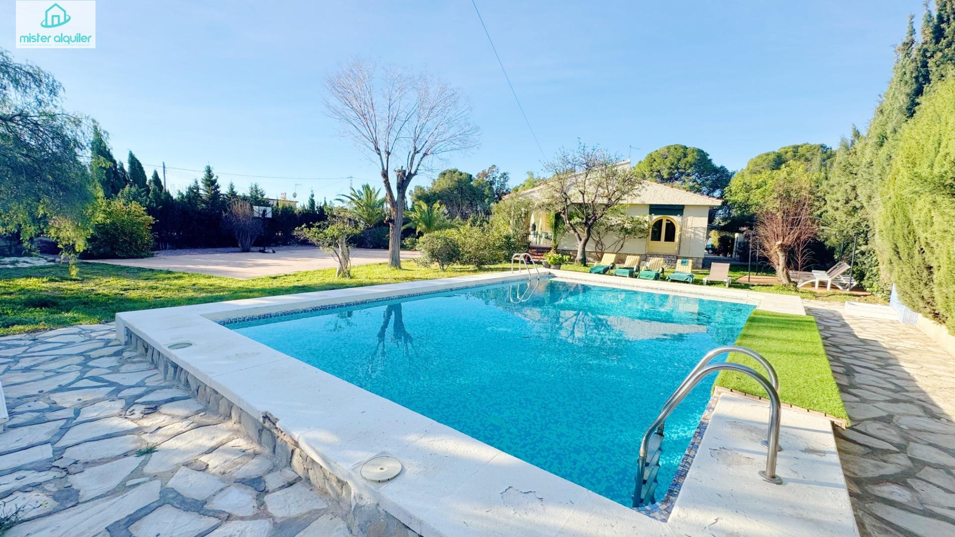 VIVIENDA EXCLUSIVA CON PISCINA, HUERTO Y PISTA PRIVADA DE BA