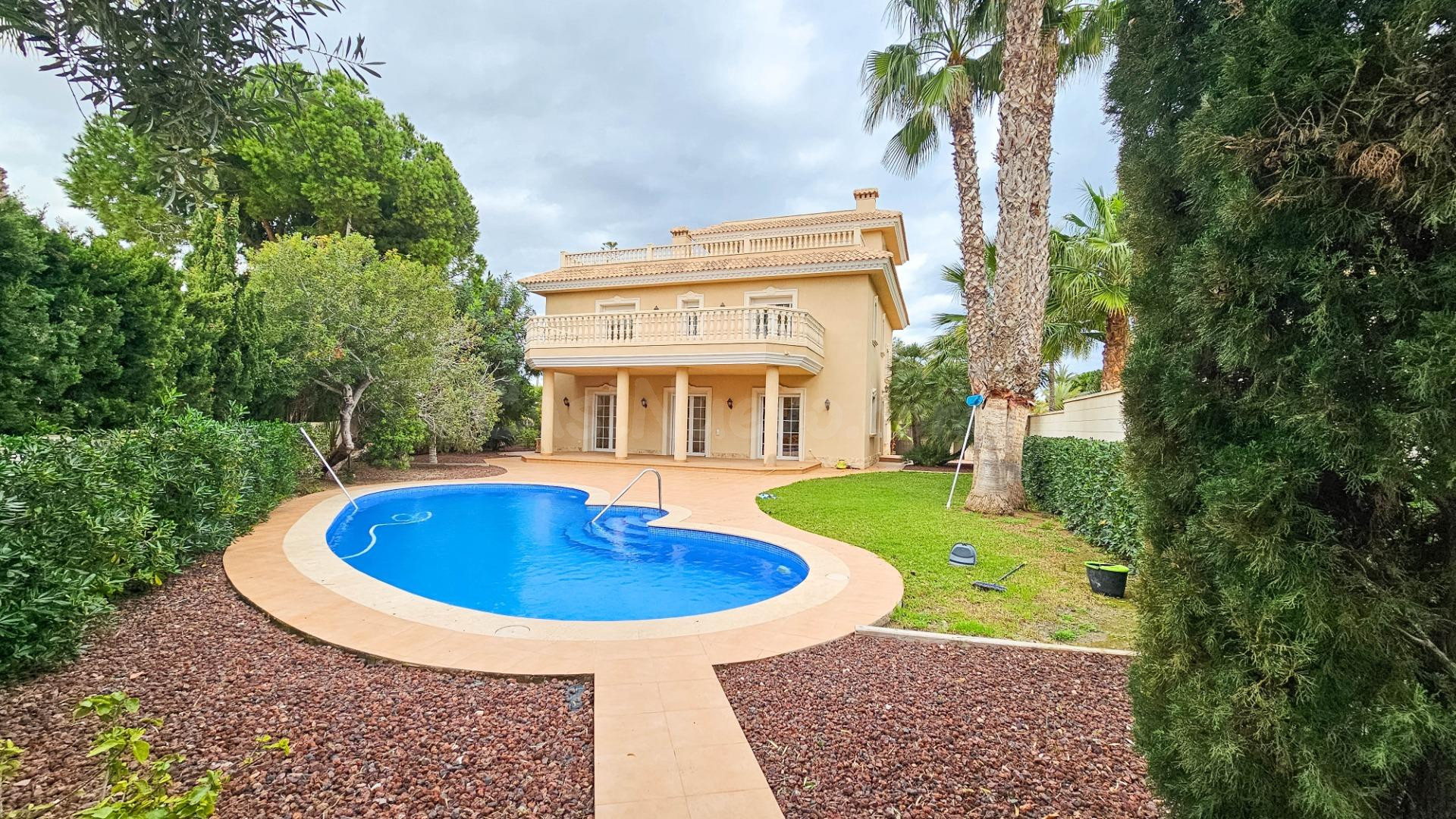 VILLA DE 7 DORMITORIOS EN ORIHUELA COSTA ( CABO ROIG )