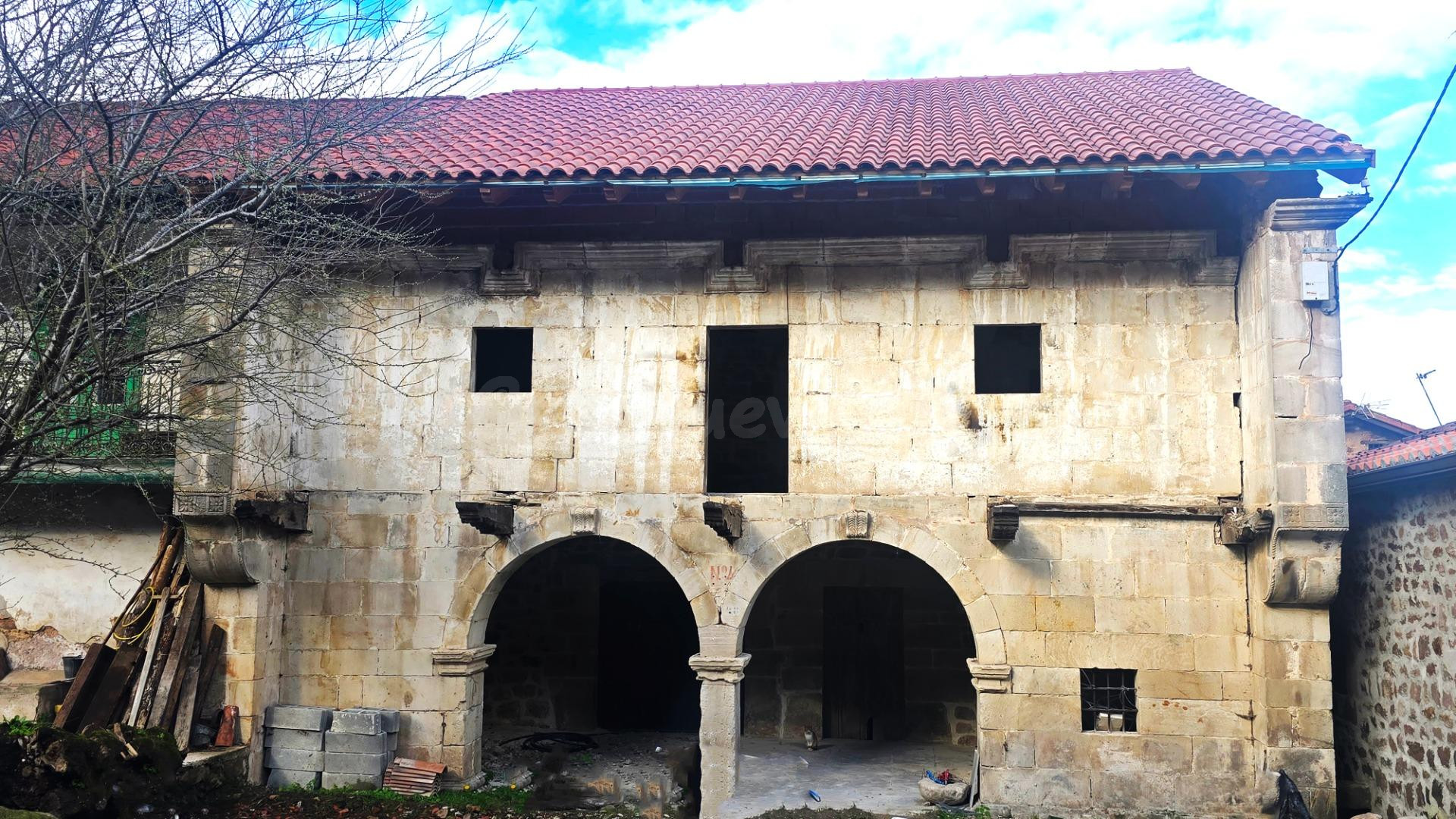 Casona solariega de piedra en Corral–Cohicillos (Cartes, Cantabria)
