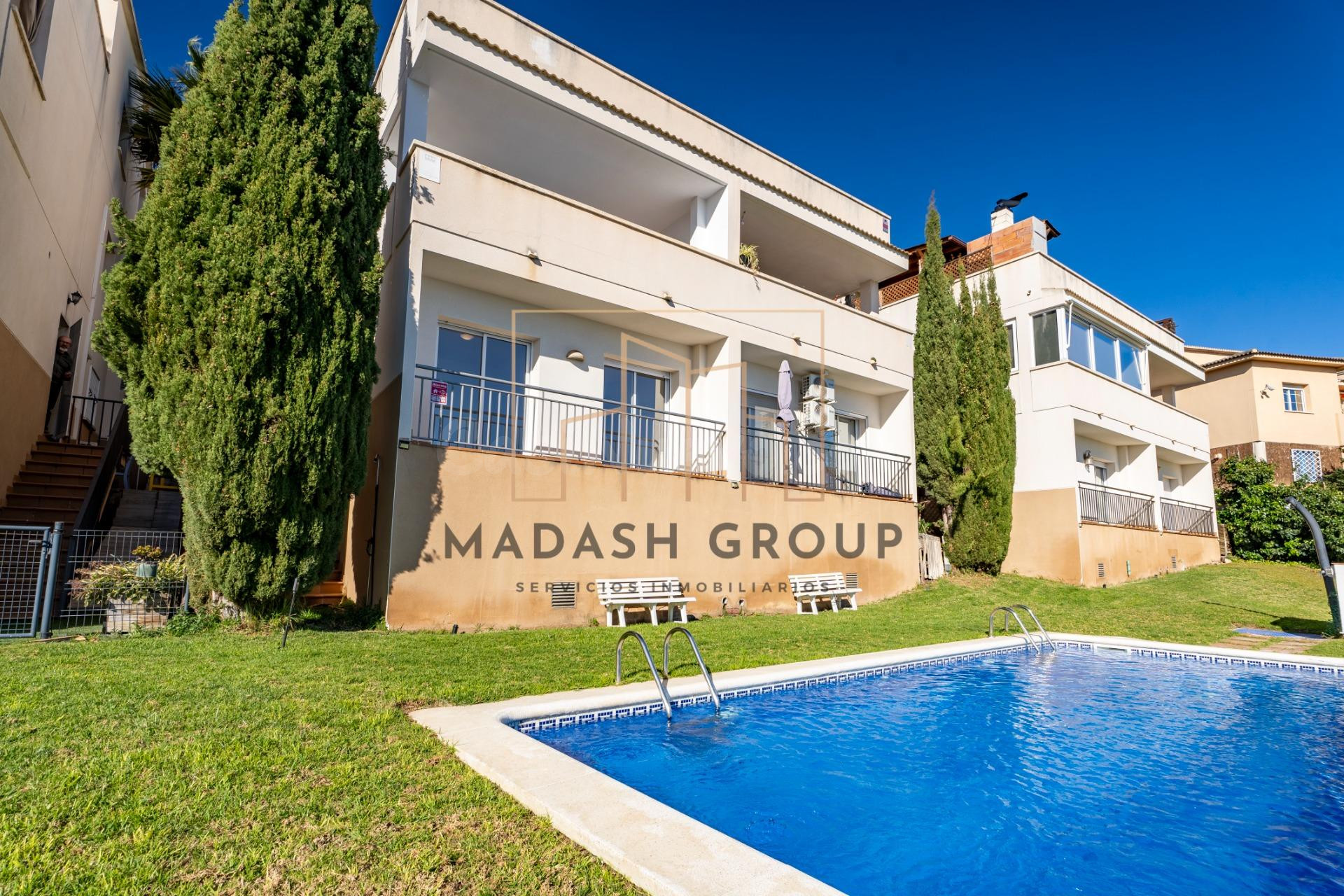 Casa adosada con vistas al mar y a la urbanización en Segur de Calafell