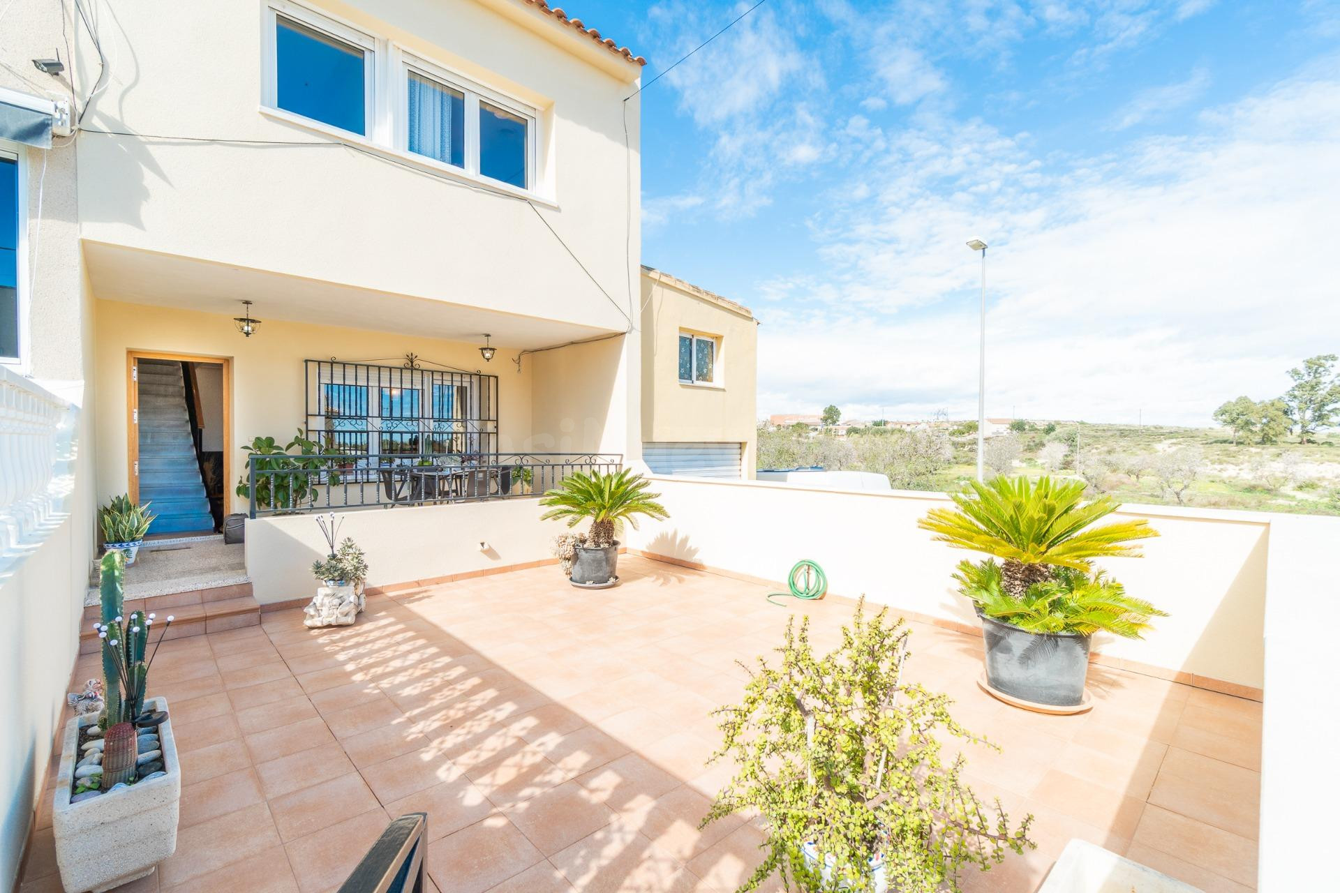 Pareado de 5 dormitorios en Torremendo, Orihuela
