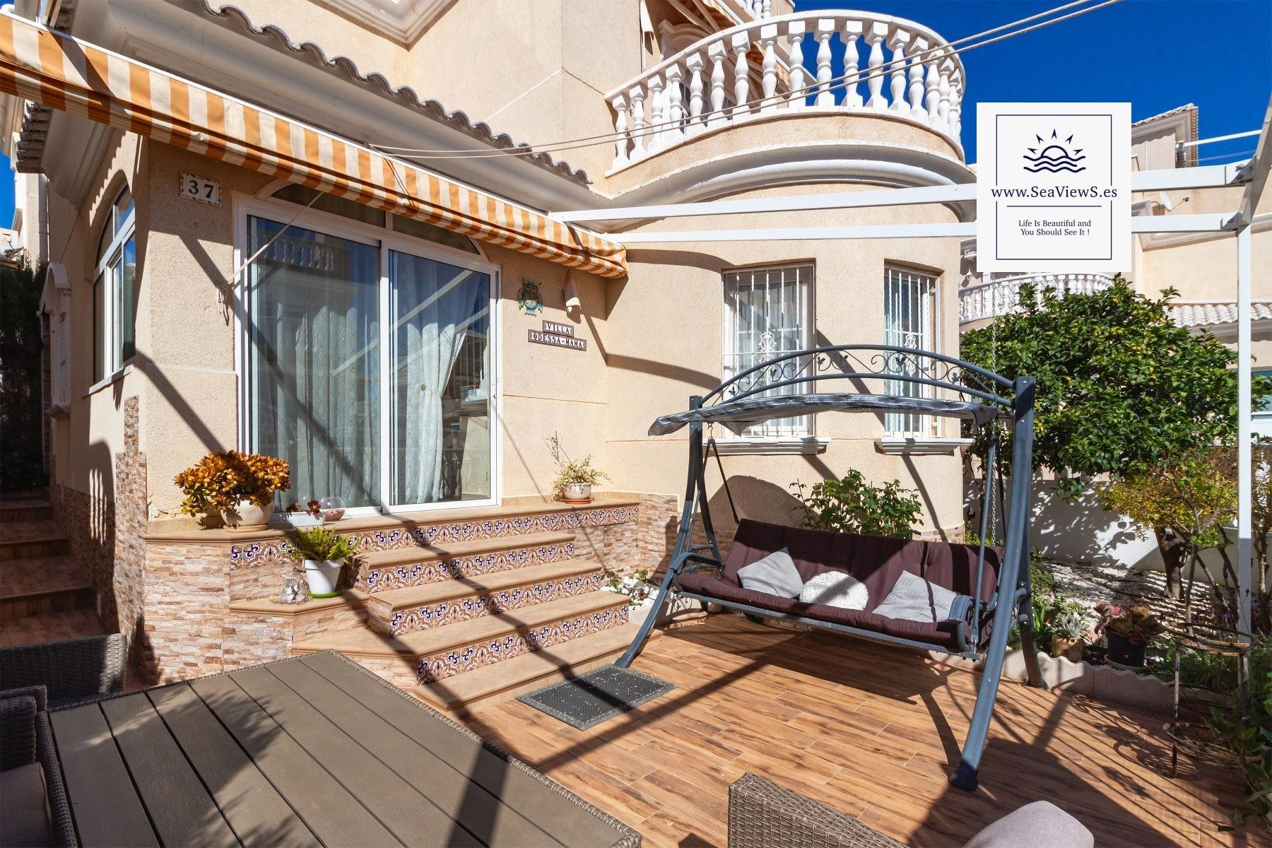 Maravillosa villa independiente (aprox. 105 m2 + terrazas) con jardín, terrazas orientadas al sureste y una gran piscina comunitaria.