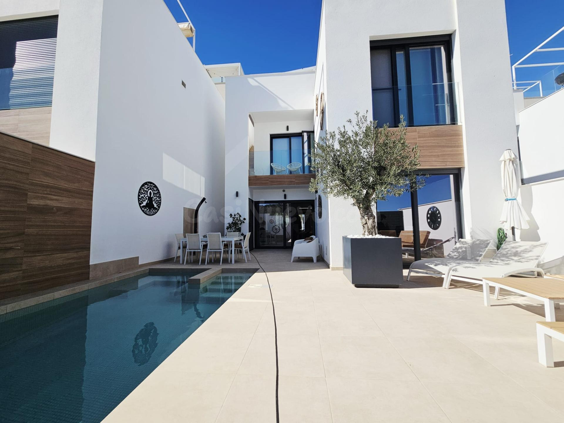 IMPECABLE VILLA DE 3 DORMITORIOS Y 3 BAÑOS CON PISCINA PRIVA