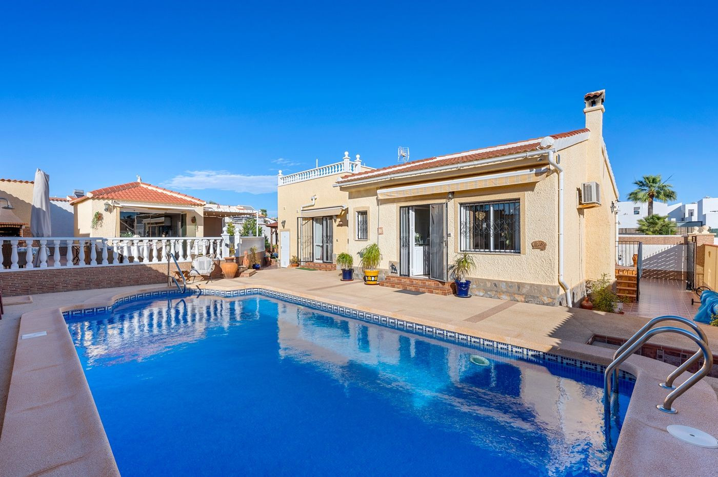 Vivienda en una sola planta con piscina privada – Casa refor