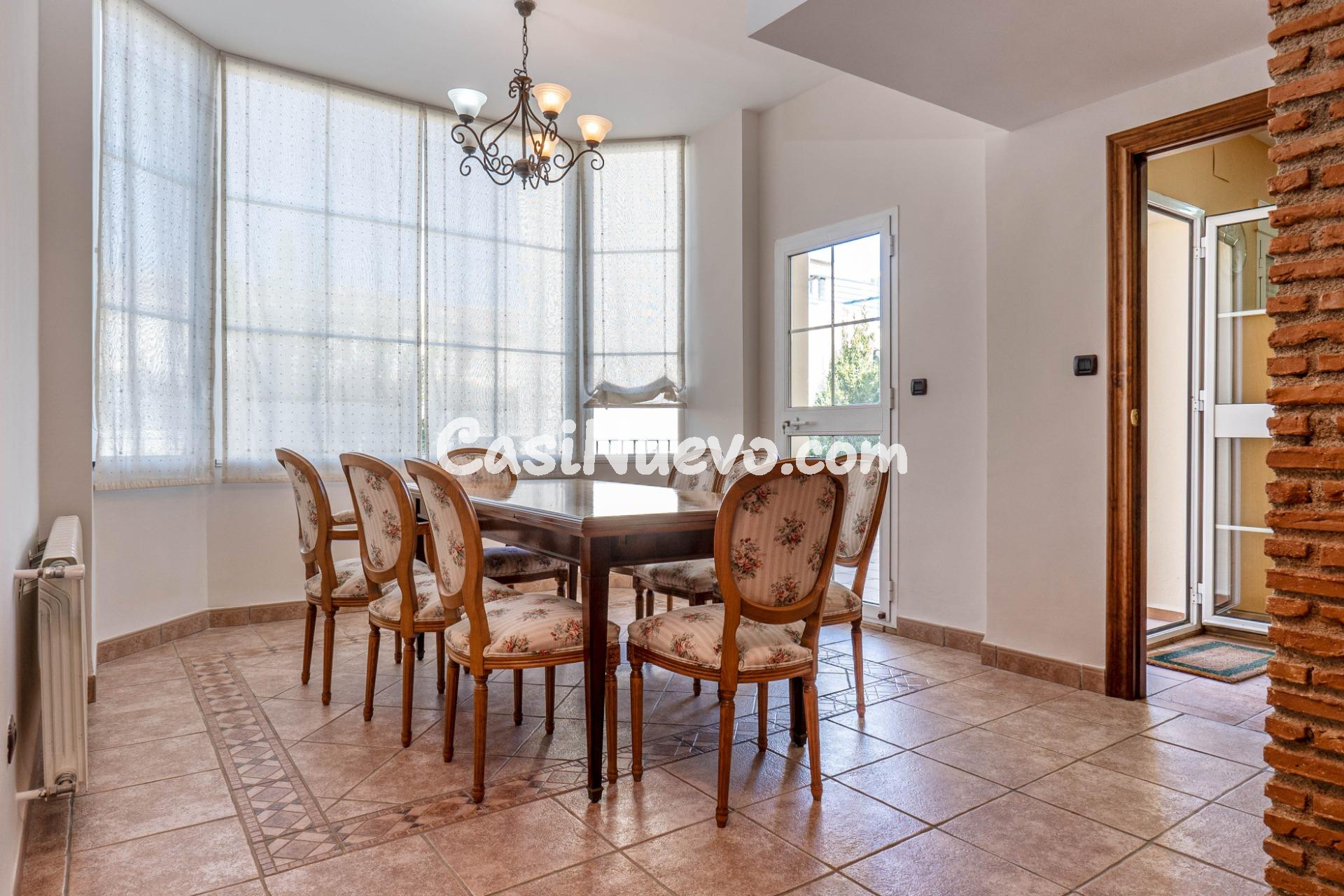 Chalet de 505 m2 construidos con piscina y jardines. 5 dormi - foto 2