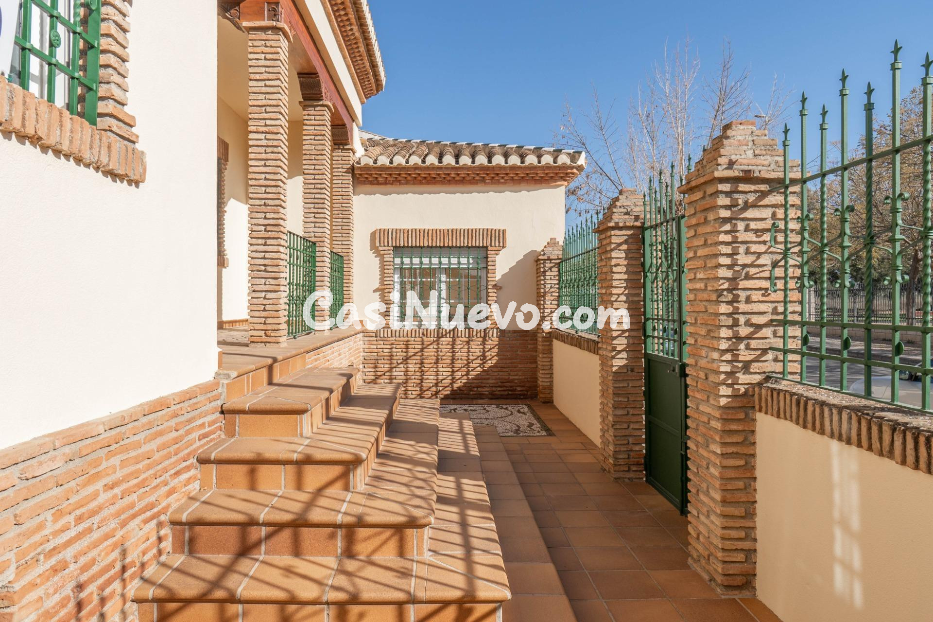 Chalet de 505 m2 construidos con piscina y jardines. 5 dormi - foto 8