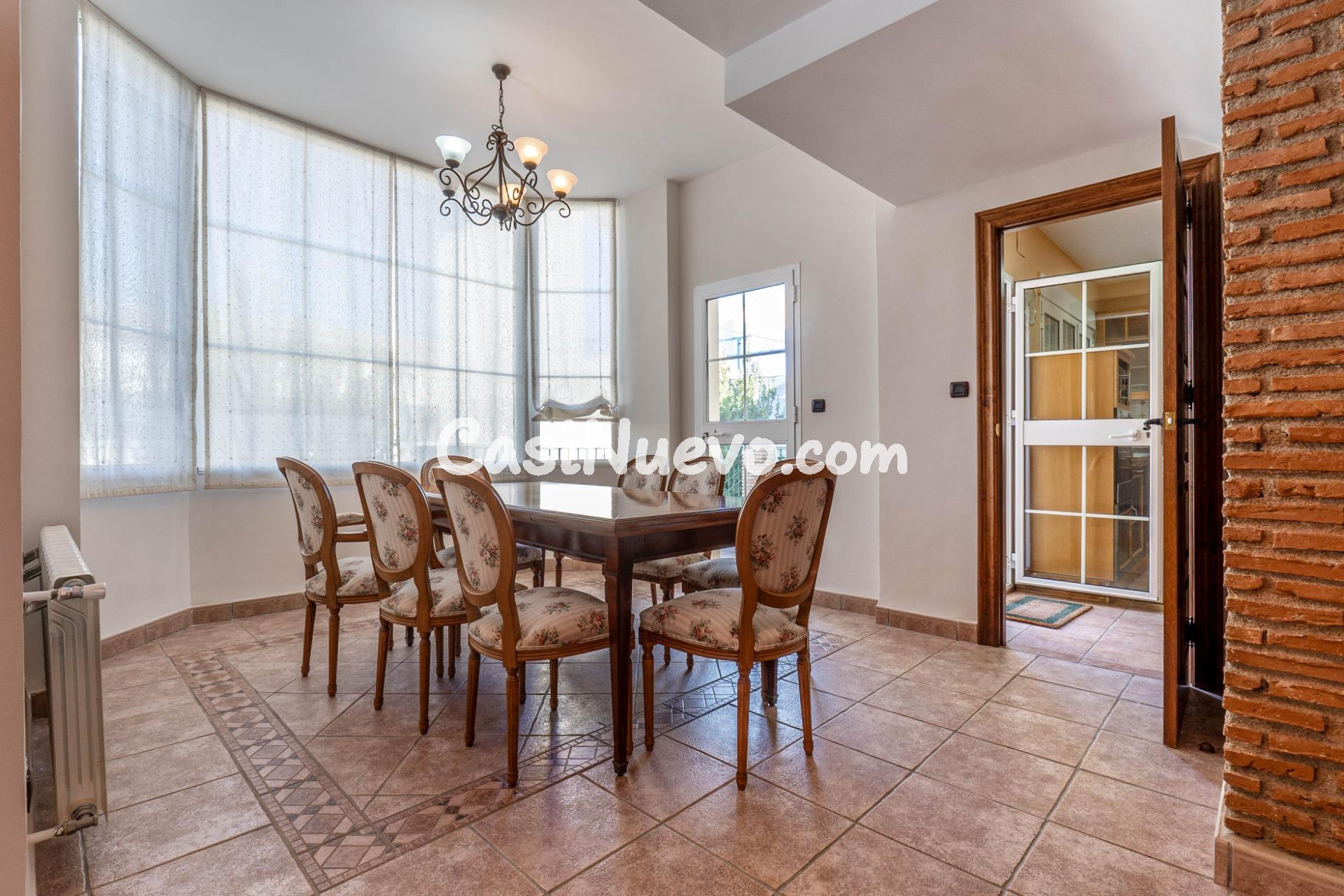 Chalet de 505 m2 construidos con piscina y jardines. 5 dormi - foto 15