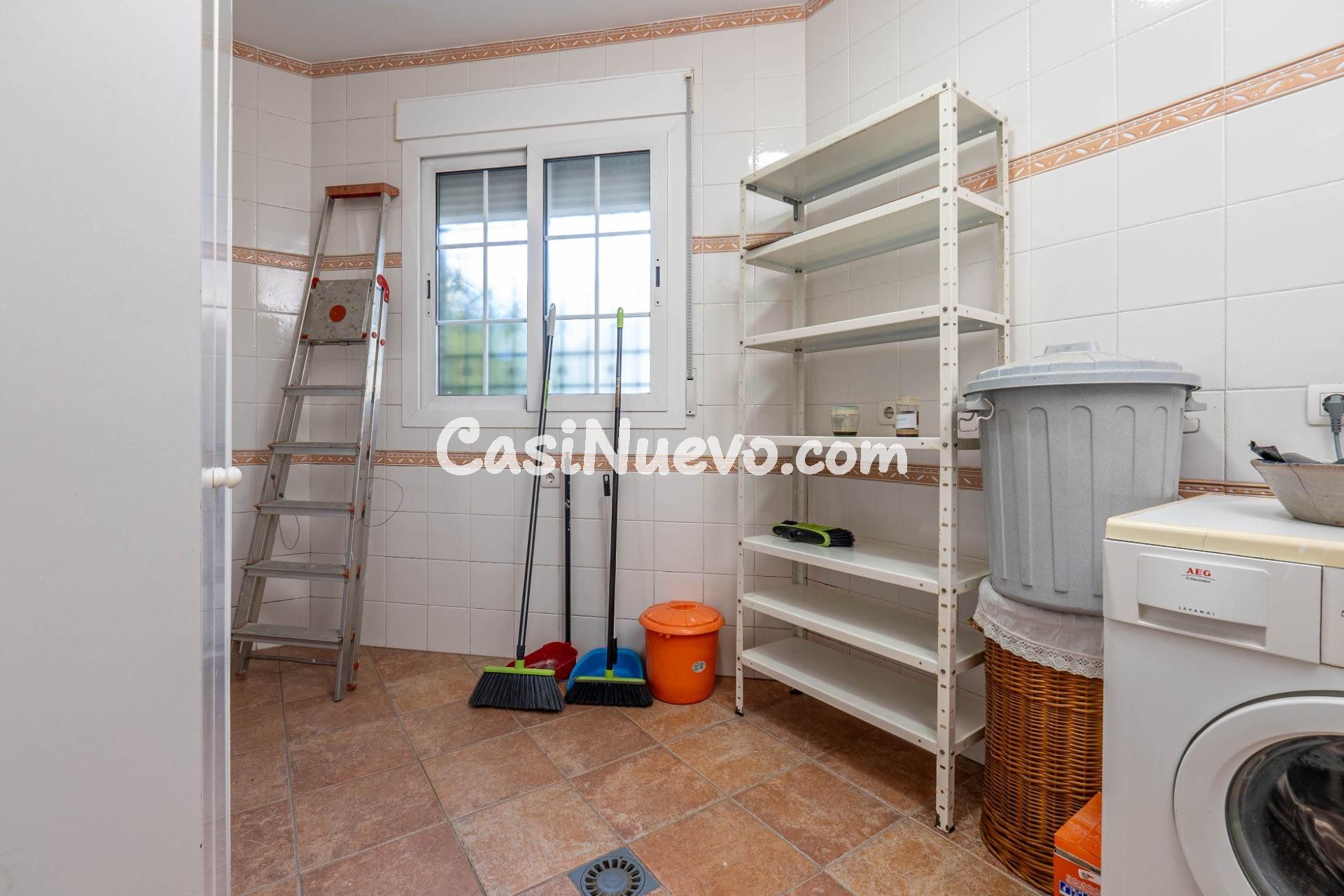 Chalet de 505 m2 construidos con piscina y jardines. 5 dormi - foto 25