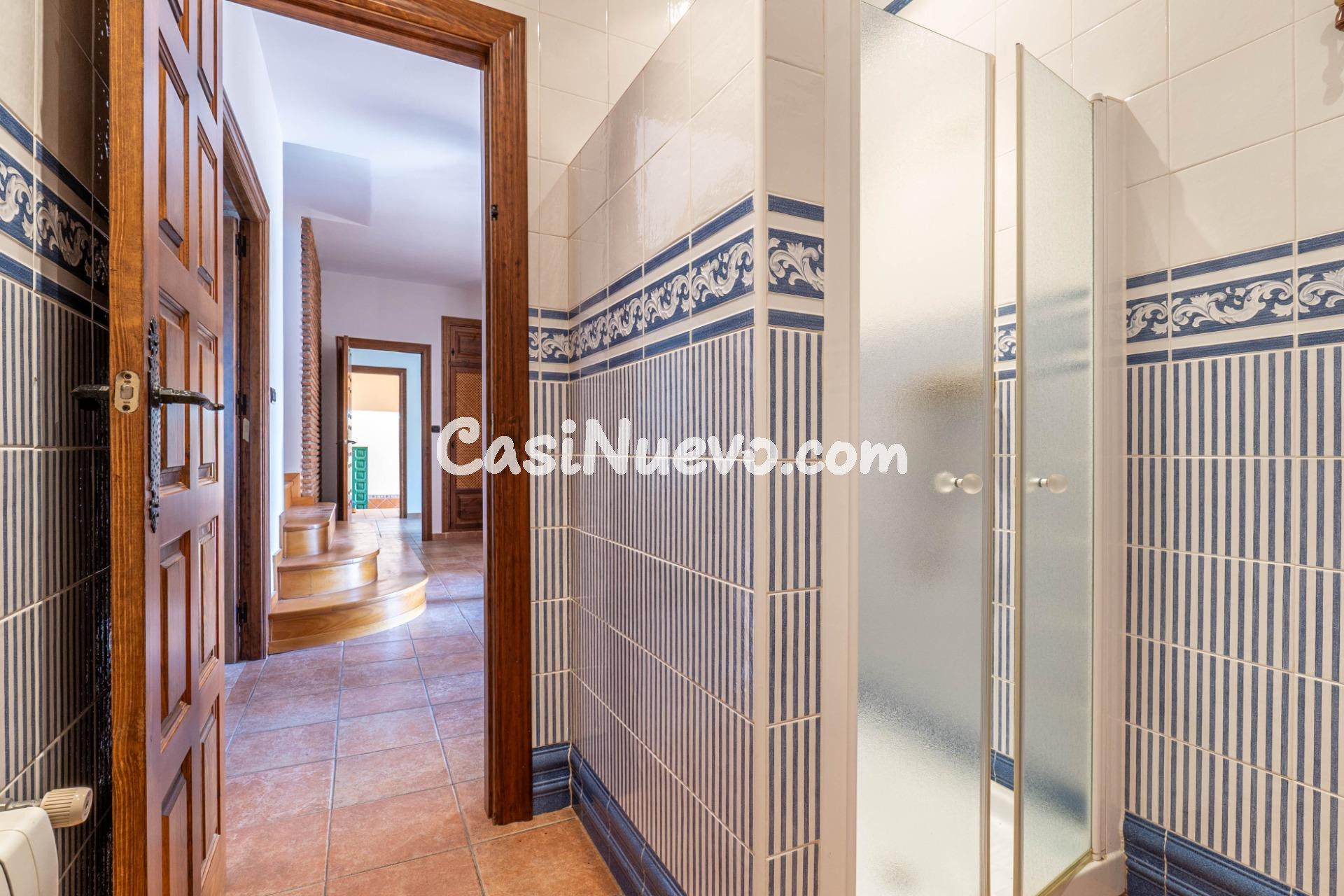 Chalet de 505 m2 construidos con piscina y jardines. 5 dormi - foto 29