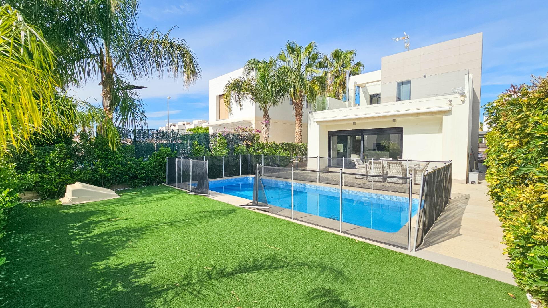 Villa moderna con piscina privada y solárium en zona tranquila