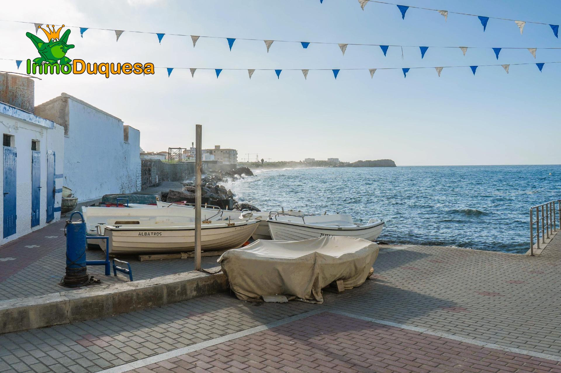 INVERSIÓN para ALQUILER. Casa con 3 apartamentos con licenci