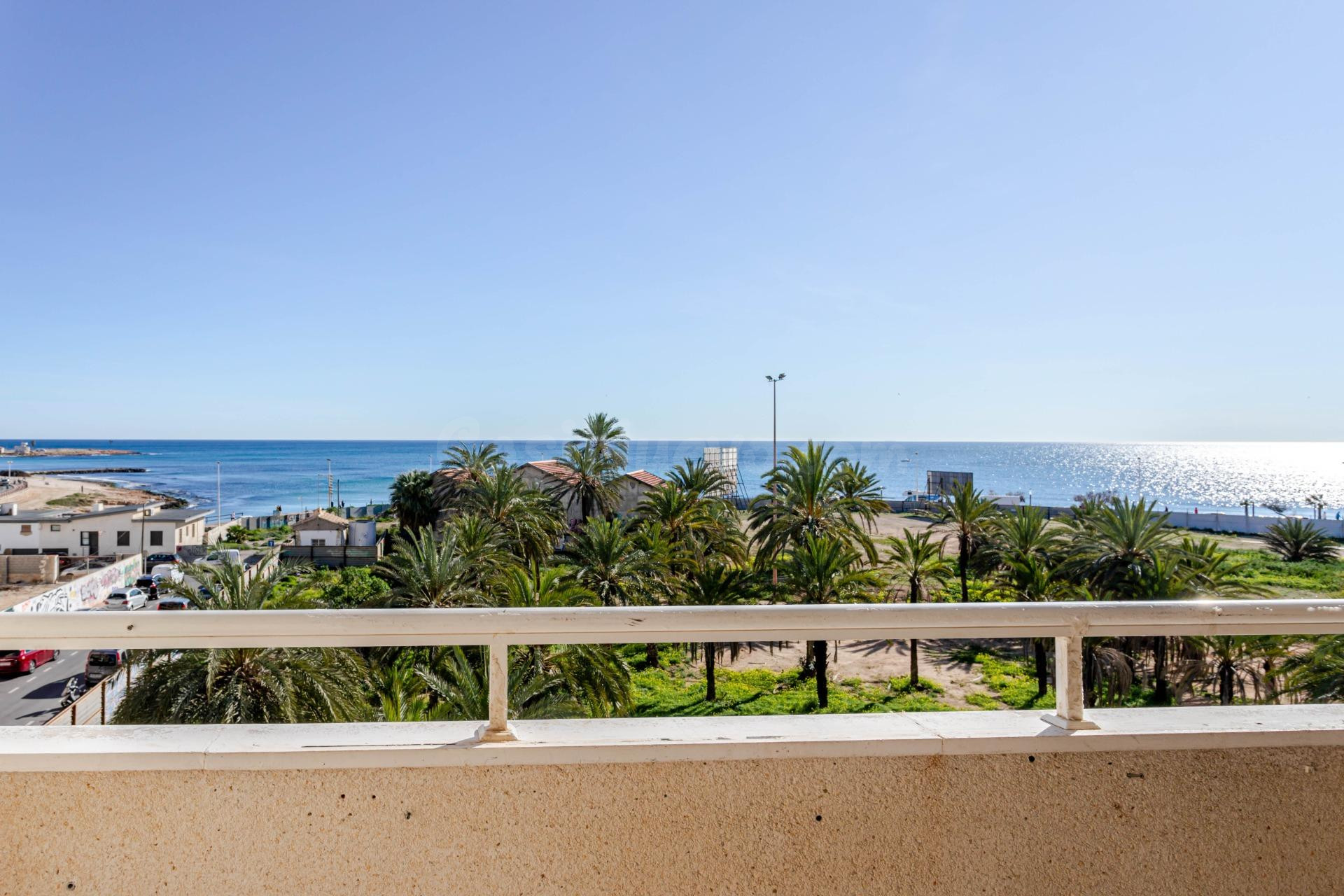 Piso con Vistas Frontales al Mar y Garaje Incluido a 150 Metros de la Playa