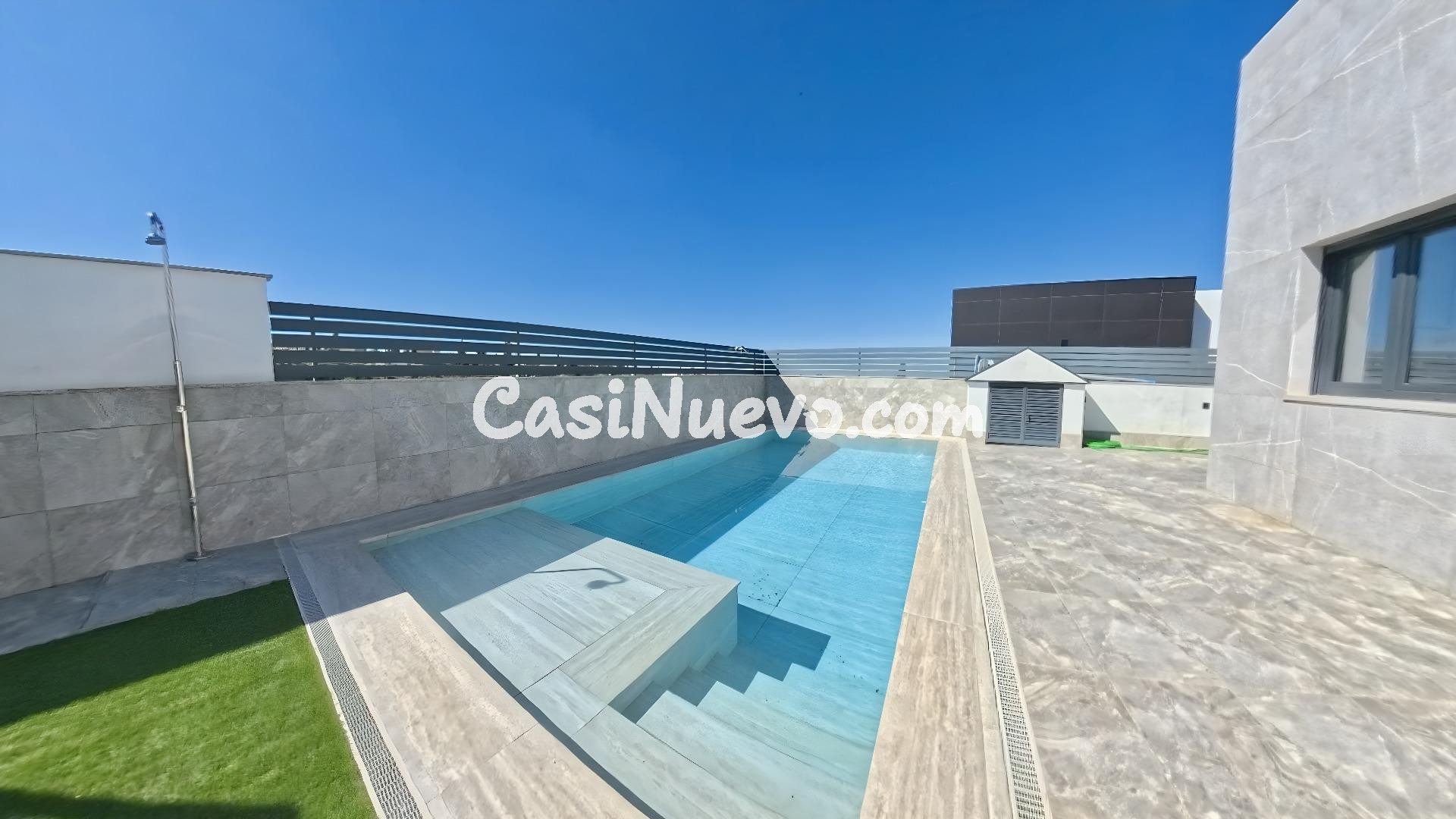 Chalet Independiente de Lujo en La Zubia: Eficiencia, Luz y 