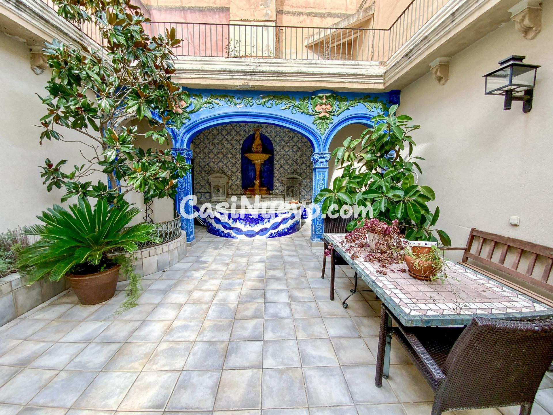 Casa centenaria con patio de 70 m2, elementos originales y v