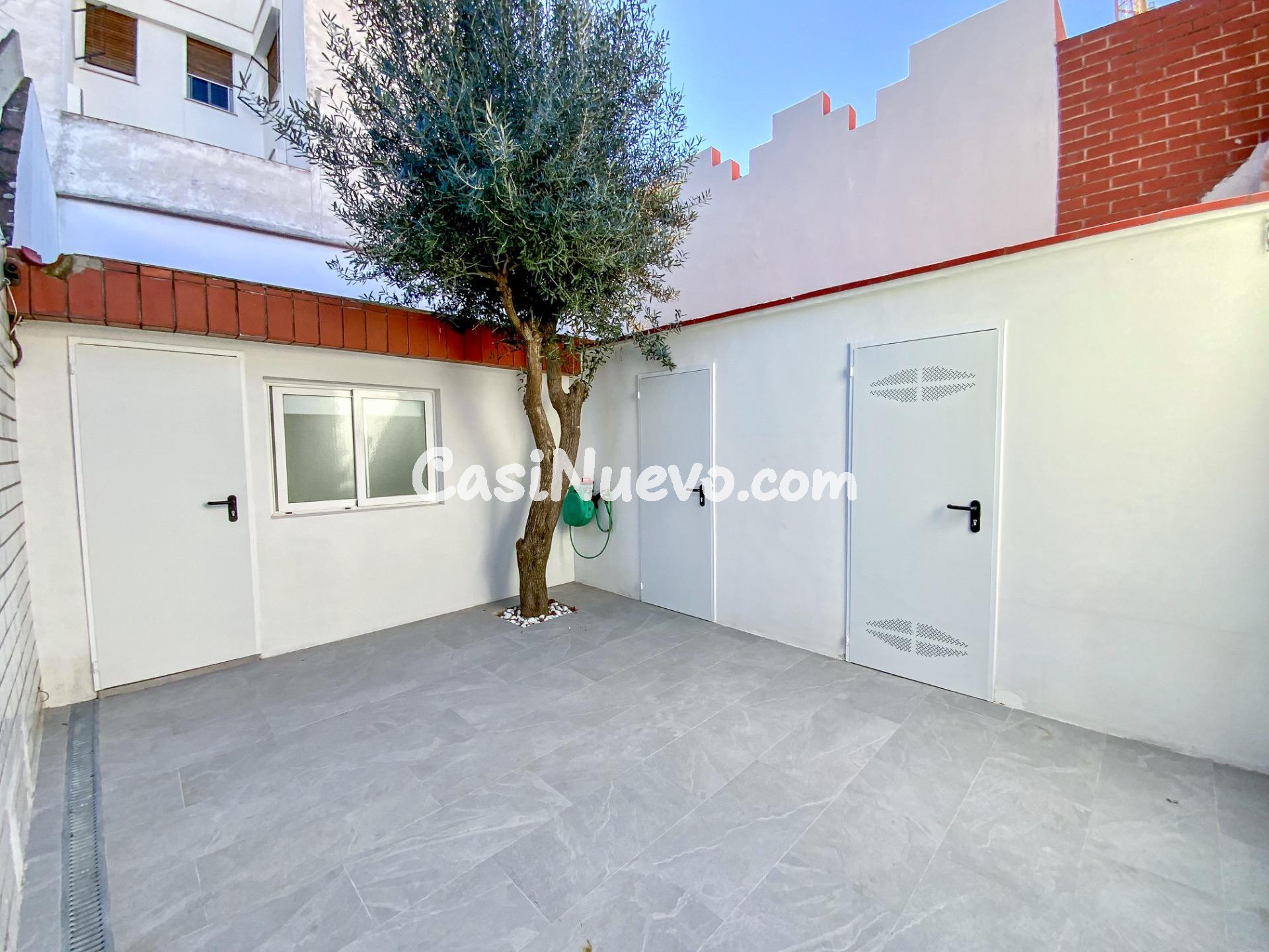 Planta baja con patio y con alma, en el corazón de Ocata - foto 2