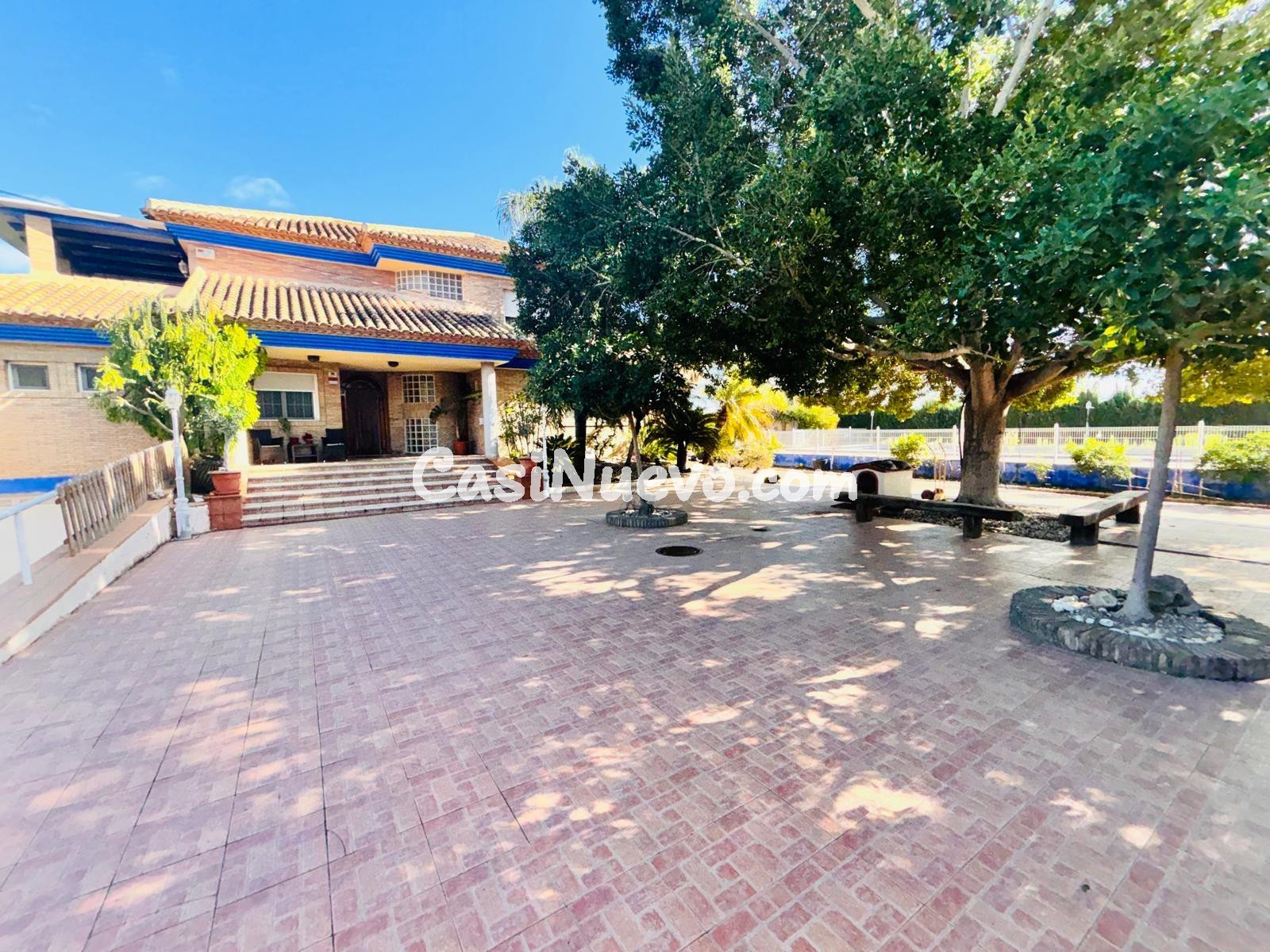 Villa señorial con casa de invitados en gran parcela privada