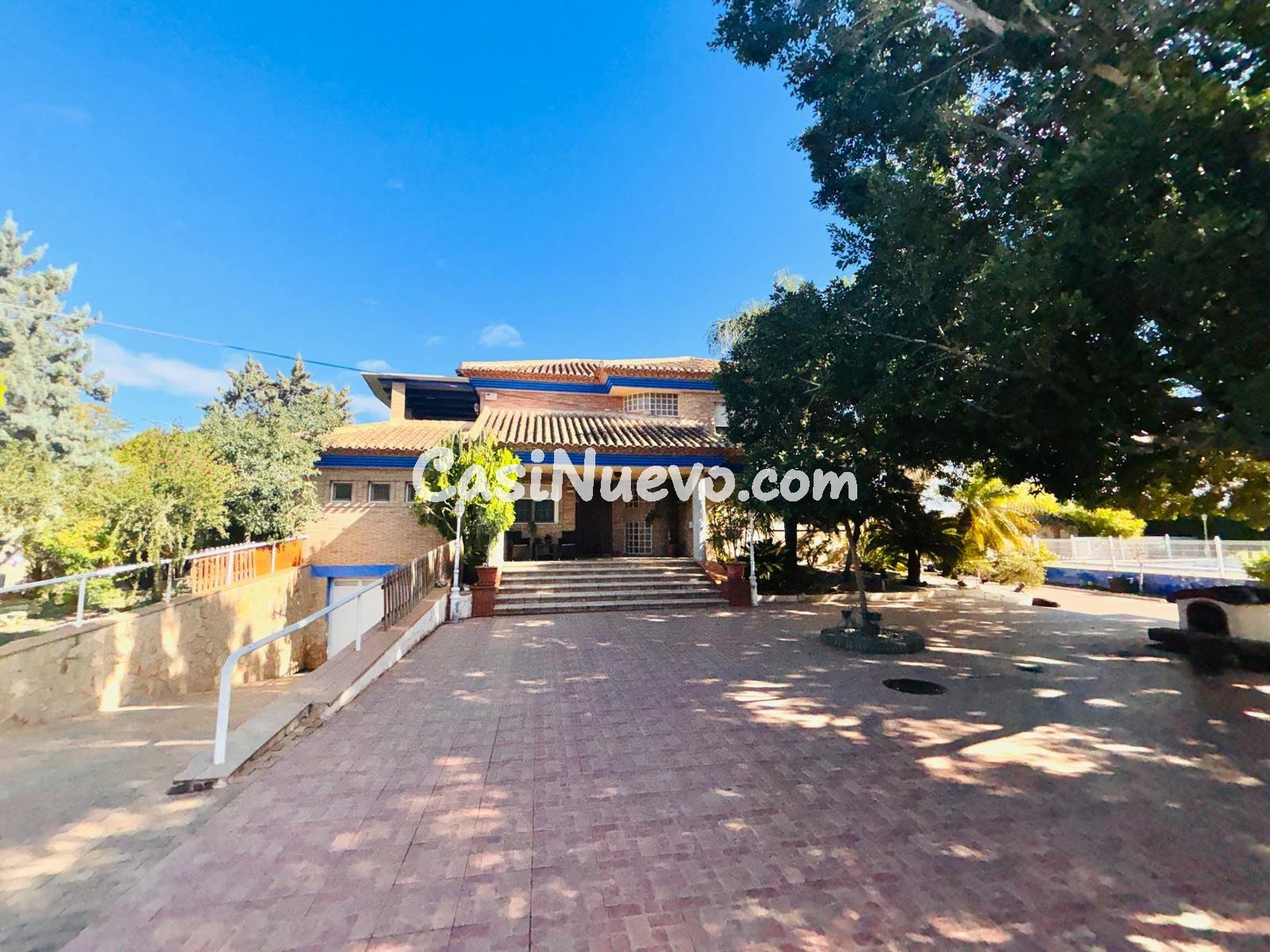 Villa señorial con casa de invitados en gran parcela privada - foto 3