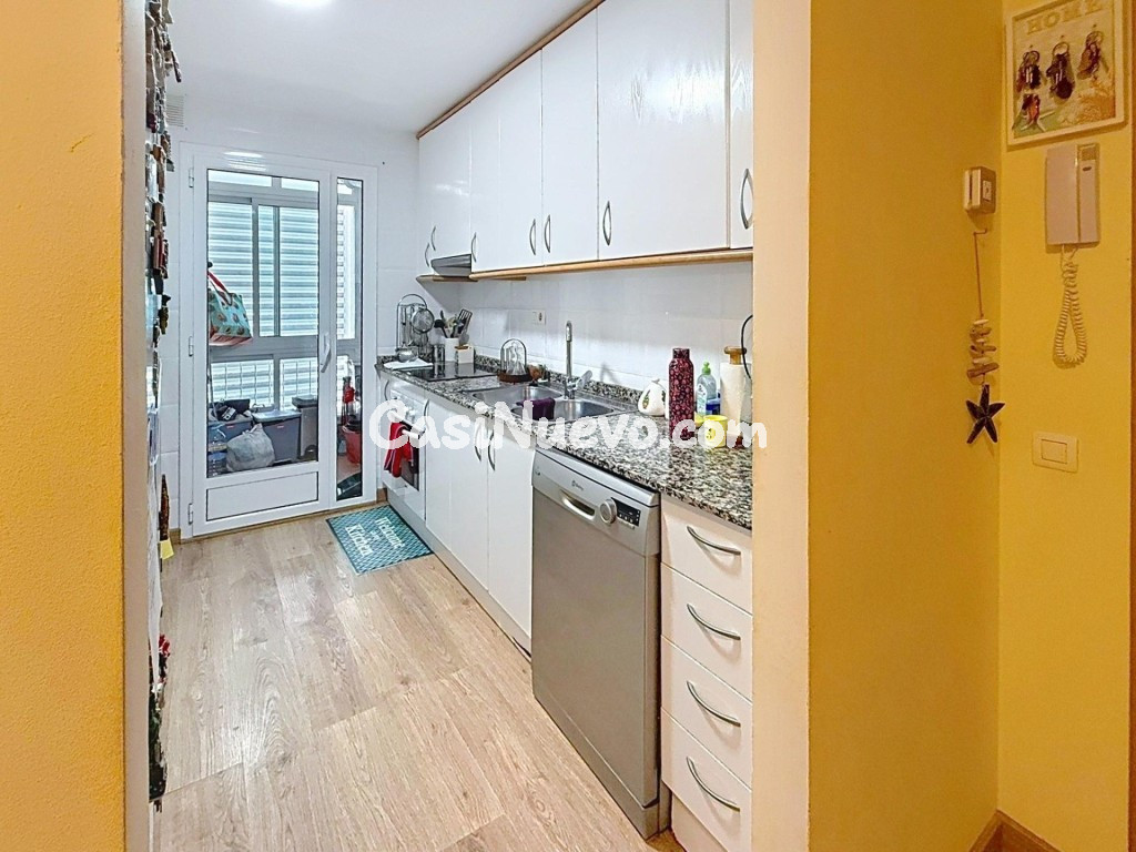 Vistas al mar y a la iglesia en Sitges - foto 4